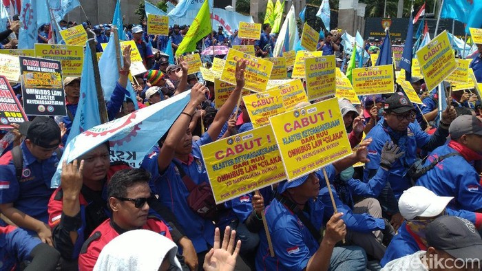 Demo di DPR, Buruh Ancam Mogok Massal Jika Omnibus Law Cipta Kerja Disahkan