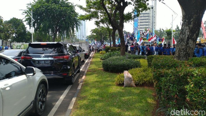 buruh-demo-tolak-omnibus-law-cilaka-long-march-ke-dpr-lalin-macet