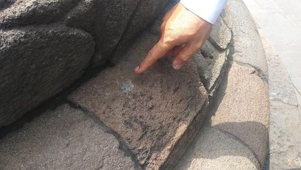 Waduh, Candi Borobudur Ditempeli Ribuan Permen Karet!