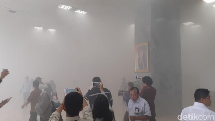 Gedung DPR Kebakaran, Banyak Penghuni Terjebak