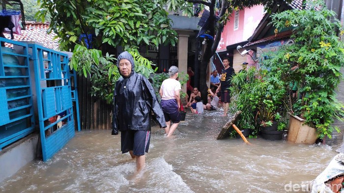 Sekolah Libur Gegara Banjir Jakarta Hari Ini, Anak-anak Berenang di Air Bah