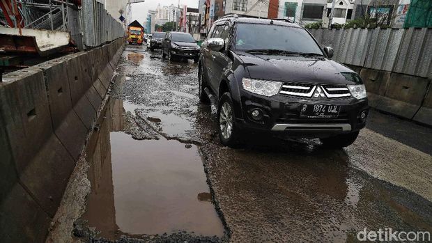 Kualitas Jalanan di Jakarta Buruk, Kapan Sih Diperbaikinya?