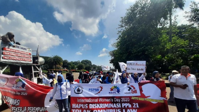  Buruh Perempuan Demo di Monas Tolak Omnibus Law RUU Cipta Kerja 