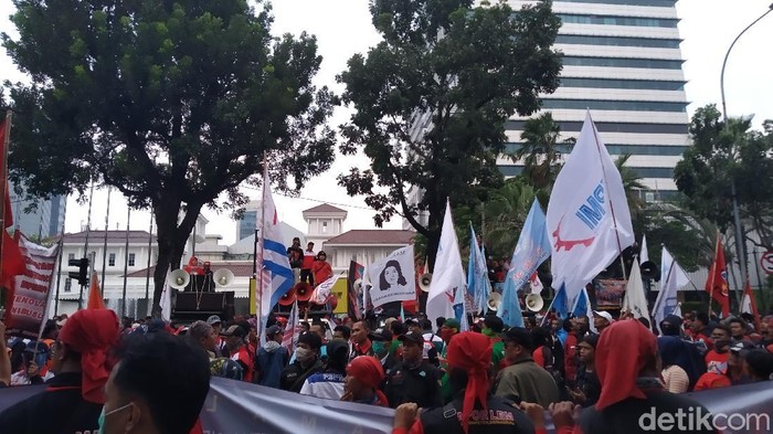 Massa Buruh Jakarta Demo Tolak Omnibus Law di Depan Balai Kota DKI