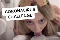 Buat Aksi Challenge Virus Corona, Wanita Ini Jilat Toilet Pesawat, Jangan Ditiru!