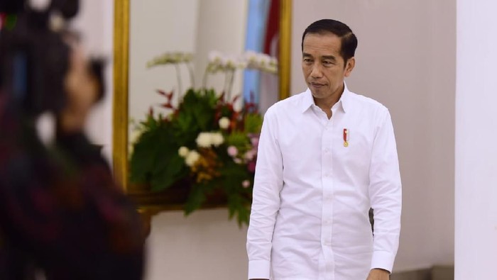 Jokowi Disuntik Vaksin COVID-19 Sinovac di Istana, Begini Momennya