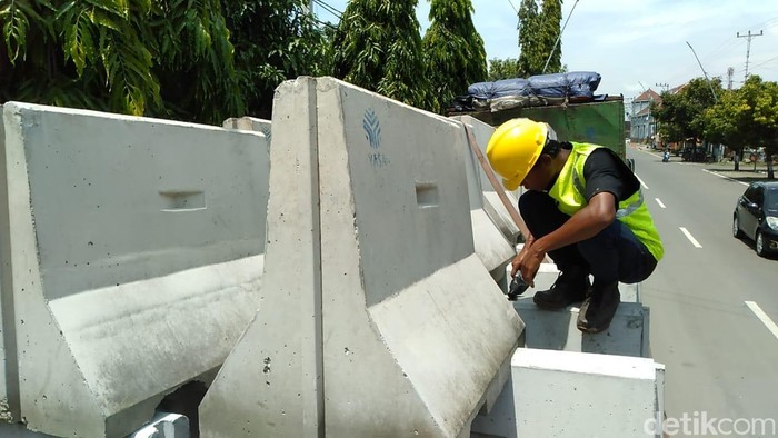 lockdown-akses-ke-kota-tegal-ditutup-pakai-beton-mbc