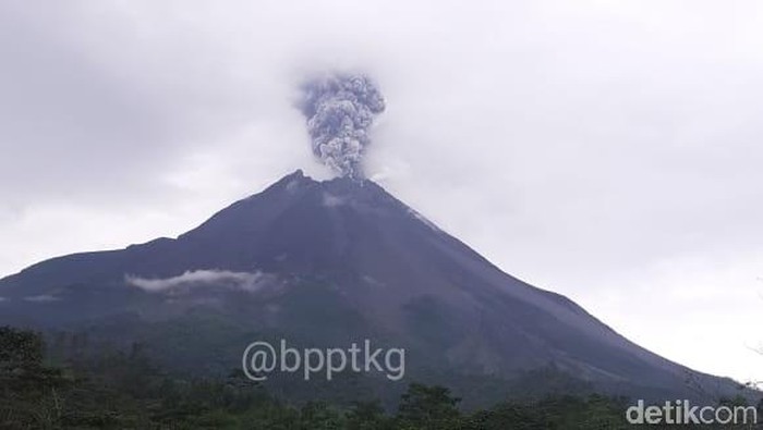 Merapi Erupsi Lagi, Semburkan Kolom Abu Setinggi 3 Km