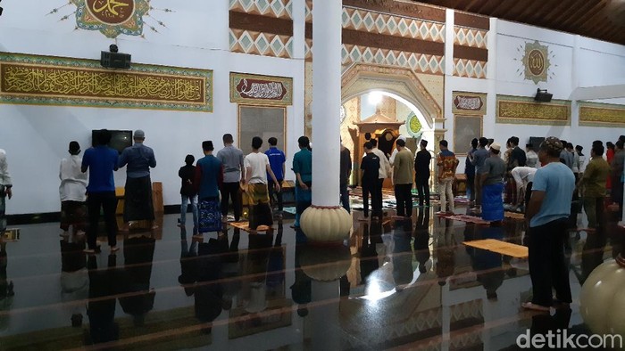 Masjid Agung Serang Tetap Gelar Salat Tarawih, Jarak Antar Jemaah 1 Meter
