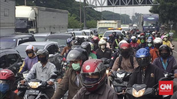 Hari Pertama PSBB, Akses Masuk Surabaya Macet Total