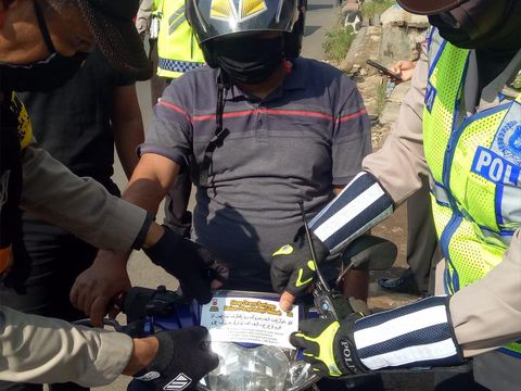 polisi-di-kabupaten-bogor-tegur-pelanggar-psbb-dengan-bacakan-al-qur-an