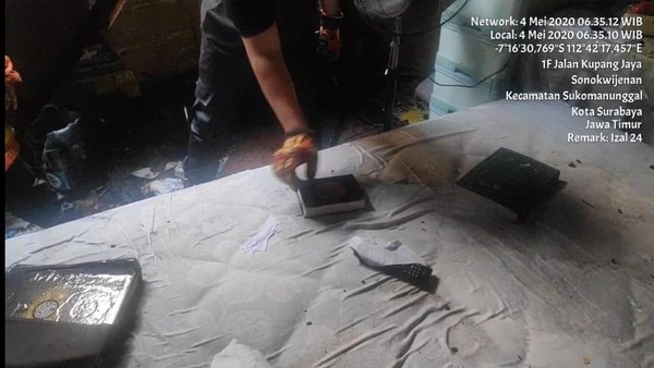 Subhanallah, 3 Al-Qur'an Ini Utuh Saat Sebuah Rumah di Surabaya Terbakar