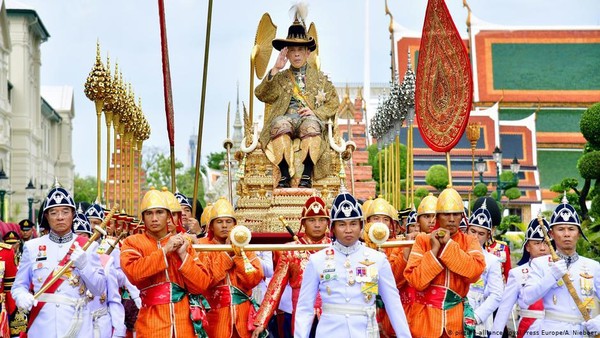 raja-thailand-hidup-dalam-karantina-mewah-sementara-negaranya-menderita