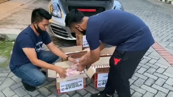Viral Crazy Rich Surabaya Bagi Mi Instan Isi Uang di Tengah Pandemi Corona
