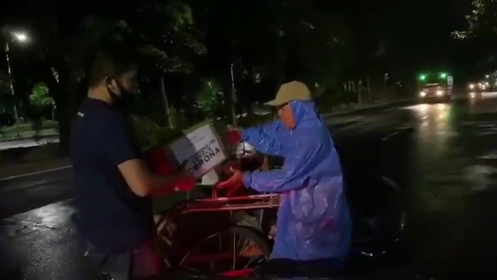 bagikan-mi-instan-isi-uang-crazy-rich-surabaya-sasar-warga-terdampak-corona