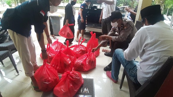 pengusaha-di-makassar-jual-mobil-mewah-untuk-bagi-sembako-ke-warga