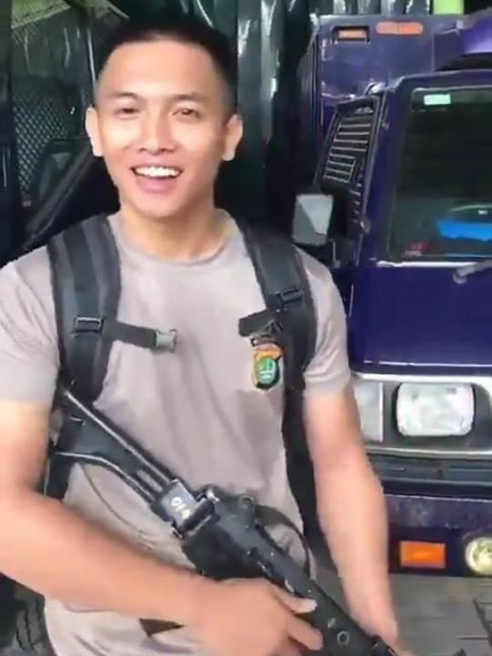 Propam Periksa Polisi yang Viral Kokang Senpi dan Bilang 'Pacarmu Bisa Gini?' 