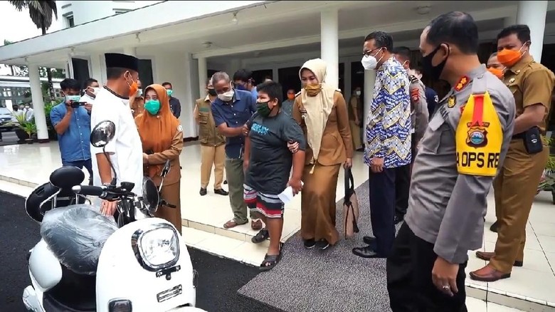 bocah-penjual-jalatongke-korban-bully-dapat-hadiah-motor-listrik