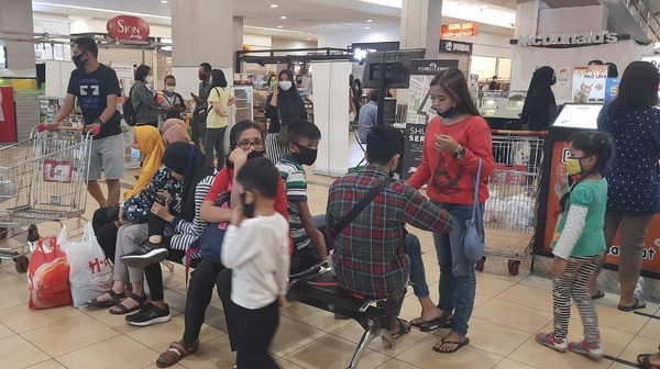 Banyak Warga Surabaya Nekat ke Mal Beli Baju Lebaran di Malam Takbiran