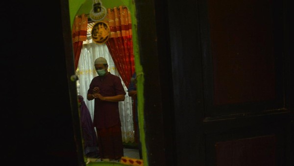 kepgub-anies-terbaru-soal-ppkm-mikro-ibadah-dilaksanakan-di-rumah
