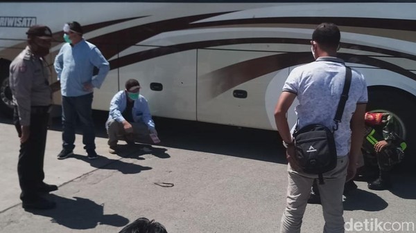 Enggan Dipulangkan, TKA China Ngamuk dan Sembunyi di Kolong Bus