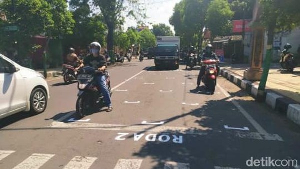 Jelang New Normal, Dishub Tuban Ciptakan Garis Jaga Jarak Mirip di MotoGP