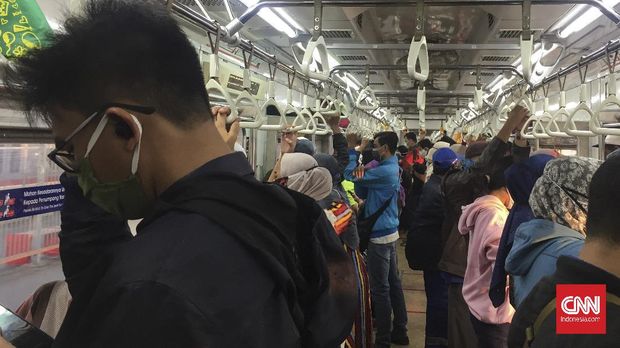 Hari Pertama Transisi, Antrean Mengular di KRL Penyangga
