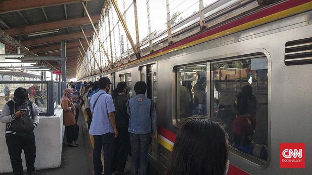 Hari Pertama Transisi, Antrean Mengular di KRL Penyangga