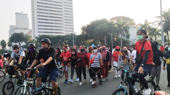 CFD Kembali Dibuka, Masyarakat Penuhi Area Bundaran HI