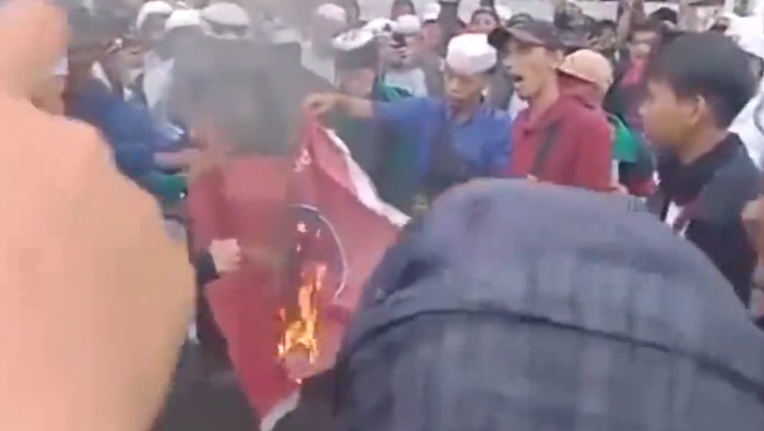 Klaim Tak Tahu, Ini Penjelasan Korlap Aksi soal Pembakaran Bendera PDIP