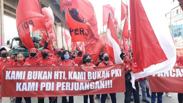 Massa PDIP Jakut Bentangkan Spanduk 'Pancasila Yes, Khilafah No' 