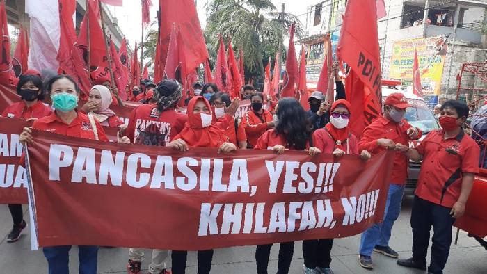 Massa PDIP Jakut Bentangkan Spanduk 'Pancasila Yes, Khilafah No' 