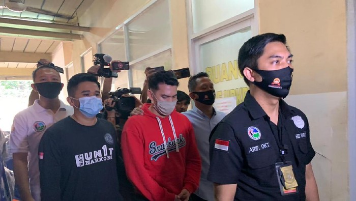 Ditangkap Terkait Narkoba, Ini Penampakan Artis Ridho Ilahi di Polres Jakbar