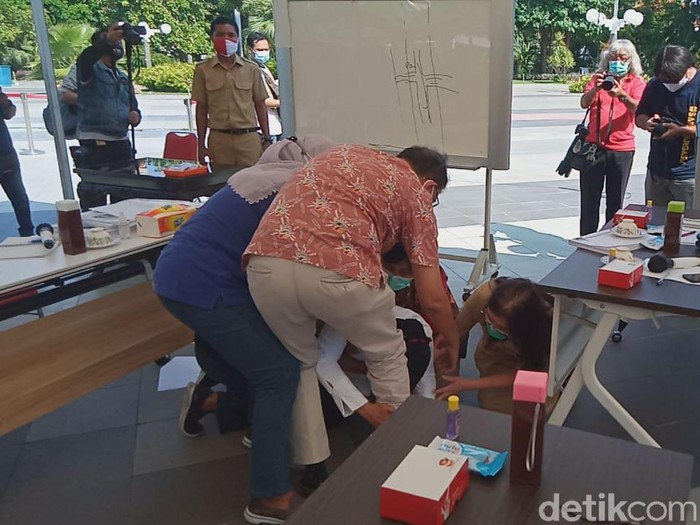 Risma 2 Kali Sujud Sambil Nangis di Hadapan IDI, Kenapa?