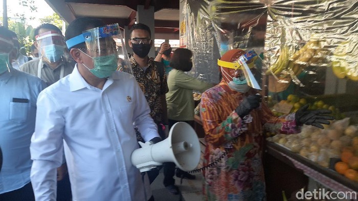 Menkes Terawan Mendadak Kunjungi Surabaya Lalu Ajak Risma ke Pasar