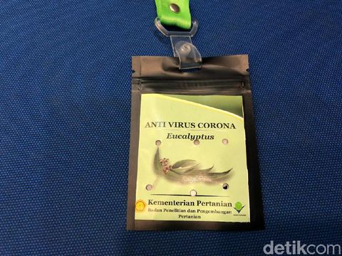 Rapat Bareng DPR, Mentan dan Jajarannya Pakai Kalung 'Antivirus' Corona