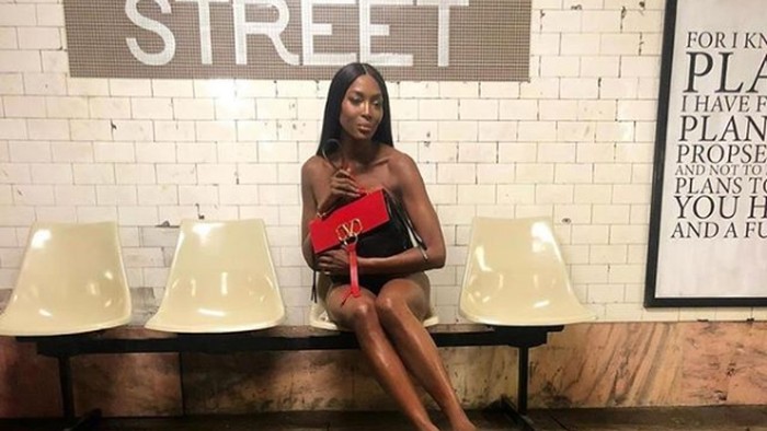 Naomi Campbell Jalan-jalan di Stasiun Kereta Tanpa Busana