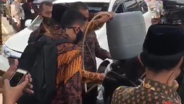 Mobil RI-2 Ma'ruf Amin Mogok Akibat Kehabisan Bensin, Lihat Indikator Bensin!