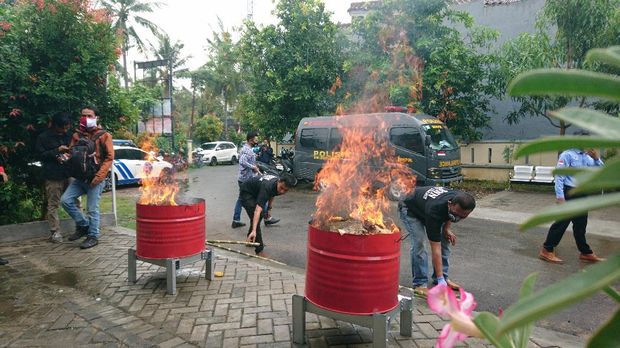 Musnahkan Barang Bukti, BNN Cilegon Bakar 15 Kg Ganja