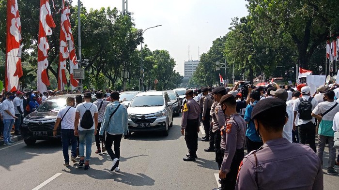 Ada Demo Pekerja Hiburan Malam, Lalin di Depan Balai Kota Jakarta Padat