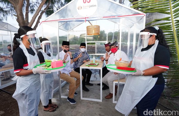 Cegah Covid-19, Di Banyuwangi Bisa Makan Seafood Dalam Pondok Transparan