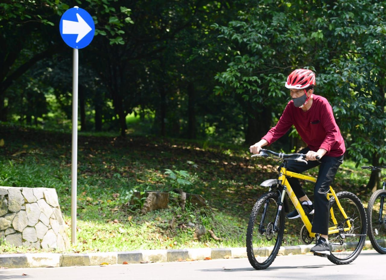 Hasil Swab Negatif, Jokowi Sepedaan di Istana Bogor