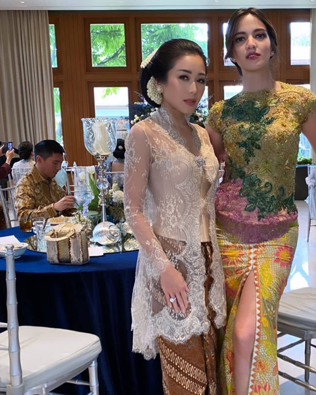 Gaya Nia Ramadhani Pakai Kebaya Belahan Tinggi di Siraman Arya Bakrie