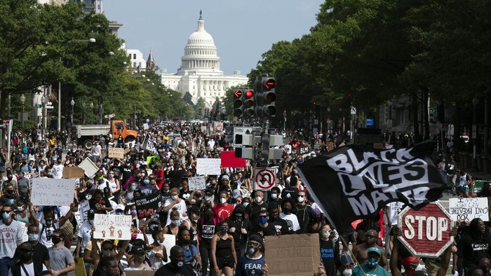 Berkumpul Pawai Hak Sipil Kulit Hitam, Massa Orasikan Kebrutalan Polisi Kulit Putih