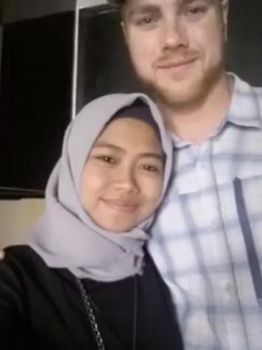 Kisah Bule Amerika Mualaf Menikah dengan Hijabers Asal Cilacap