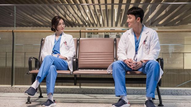 Kim Jun Han: Dokter Ahn Chi Hong Nggak Akan Muncul di 'Hospital Playlist Season 2'