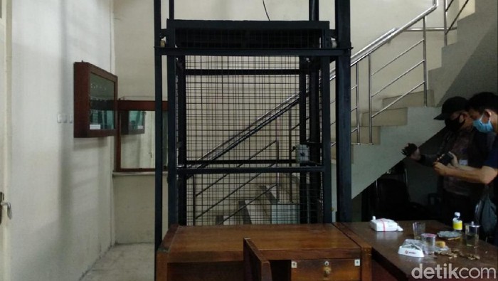 Lift yang Dinaikinya Jatuh, Ketua DPRD DIY Patah Tulang Kaki