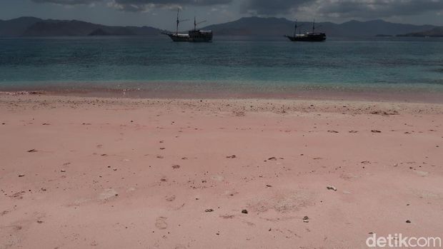 pantai-romantis-sedunia-long-pink-beach-labuan-bajo
