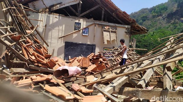 Cerita Ajid Terobos SD Ambruk di Cianjur demi Selamatkan Foto Jokowi 