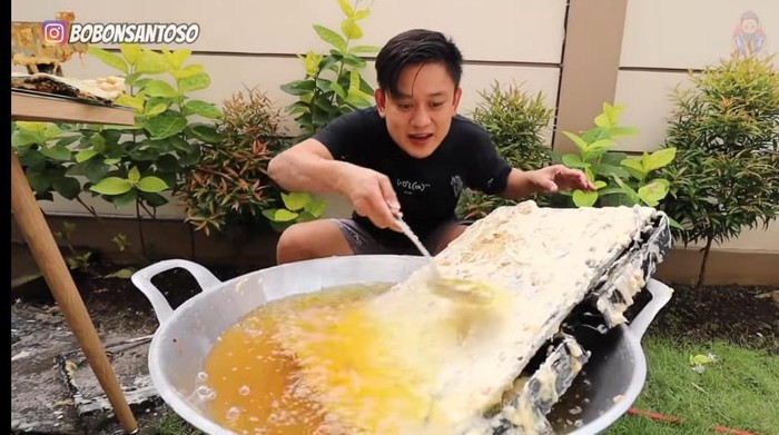 Edan! Youtuber Ini Coba Masak TV, Kamera hingga Lampu